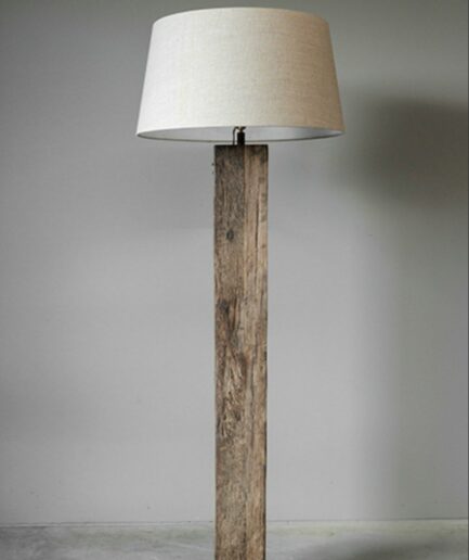 Lampadaire en bois rustique
