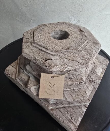 Bougeoir en bois sculpté