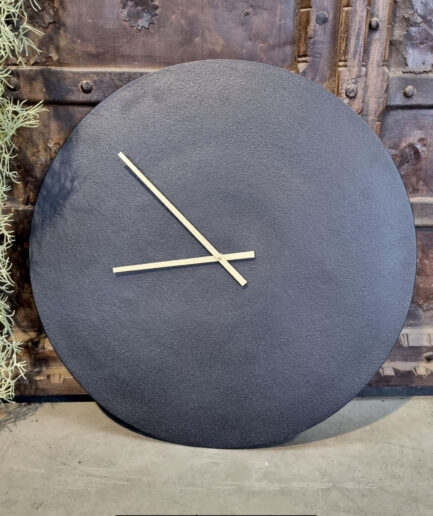Horloge en métal noir taille M